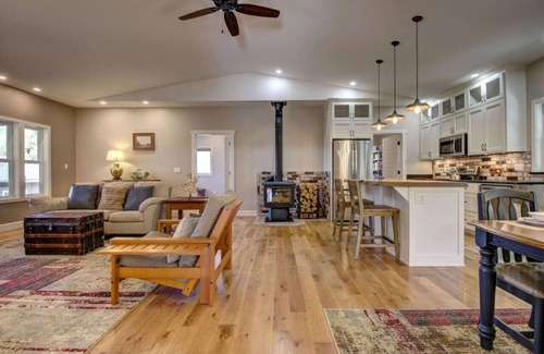 Jacksonville House | Applegate Humbug Hideaway