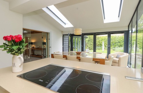 New Forest District Cottage | APPLETREE COTTAGE, pet friendly, with a garden in Fordingbridge