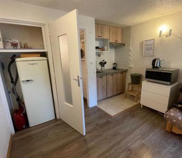 La Mongie Apartment | Appt chaleureux 2 - 4 personnes au pied des pistes - draps et linges de toilette non fournis - ménage non inclus - attention rénovation de façade actuellement