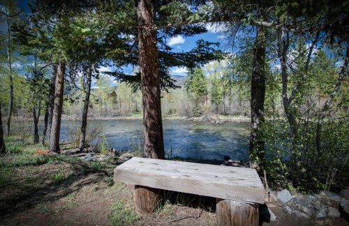 Silverthorne House | Après Shores Condo: Upscale Riverfront Retreat