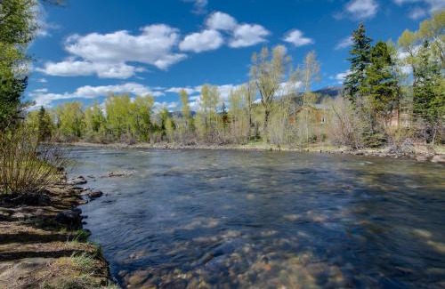 Silverthorne House | Après Shores Condo: Upscale Riverfront Retreat