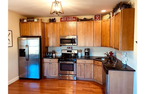 Hunter Condo | Apres Ski Luxury SKI-IN/OUT HUNTER MOUNTAIN Slopeside STEPS to Ski School Lodgen