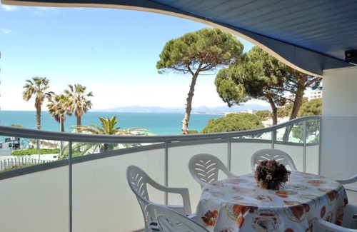 Salou City Centre Apartment | Apt 50 m. beach, sea views, air-conditioned, swimming pool, wifi, parking,