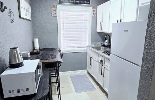 Baytown Apartment | Apt#6 Quiet comfortable place near chemical plants