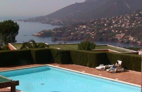 Theoule-Superieur Apartment | Apt F2 Magnificent enclosed landscaped area with sea and Estérel view, large swimming pool, ping po