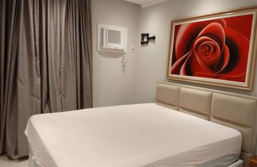 Vila Julia Apartment | Apt Guarujá lado praia 2 Dorm FAN 2 WI-FI , Netflix, mobiliado, Ar, 1vaga, até 6 pessoas