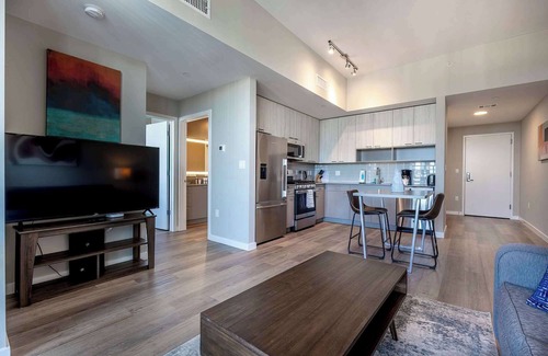 Stamford Apartment | Apt On Harbor with Balcony and Pool
