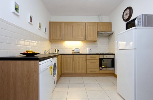 Dublin Apartment | Apt sleeps 5 within walking distance to city, park 10 min walk and zoo 15 min