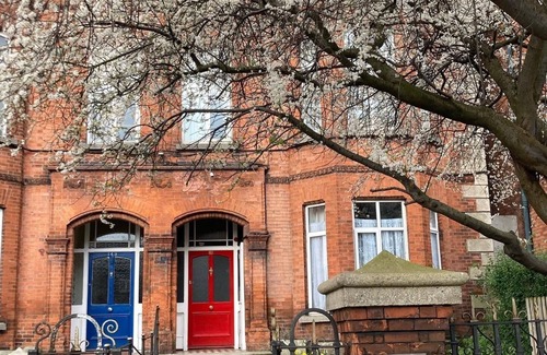 Dublin Apartment | Apt sleeps 5 within walking distance to city, park 10 min walk and zoo 15 min