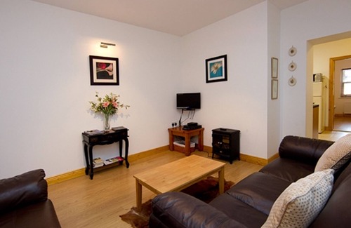 Dublin Apartment | Apt sleeps 5 within walking distance to city, park 10 min walk and zoo 15 min