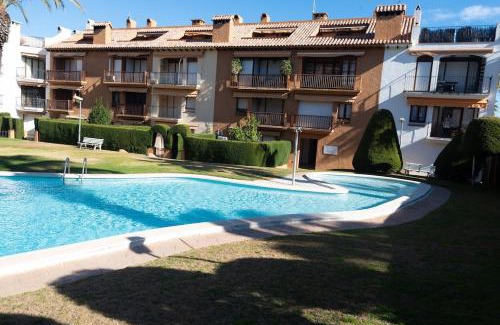 El Roc de Sant Gaieta Apartment | Apt with swimming pool and parking, 3 minutes from the beach