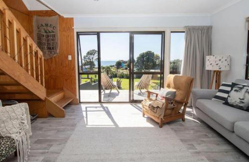 Oakura House | Aqua Vista On Arden - beachfront bach in Oakura