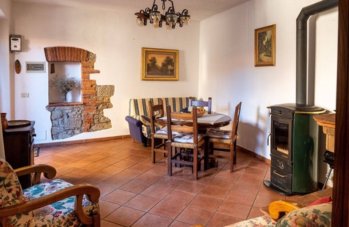 Aramo House | AramoVerdenTuscan house in the heart of green hills in a medieval village