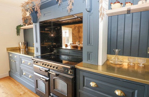 Durham House | ARBOUR HOUSE FARM BUNGALOW, pet friendly, with hot tub in Durham