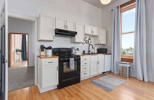 Independence Apartment | Arcade King Bed TVs Downtown Loft