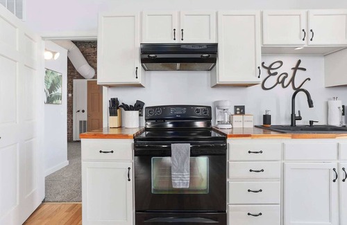 Independence Apartment | Arcade King Bed TVs Downtown Loft