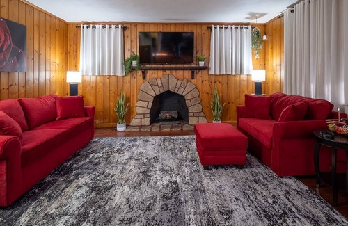 Rockford House | ARCADE, Movie room ,& more! Sleeps15, on the bike path!