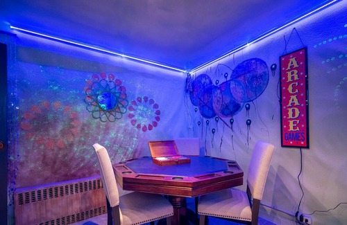 Rockford House | ARCADE, Movie room ,& more! Sleeps15, on the bike path!