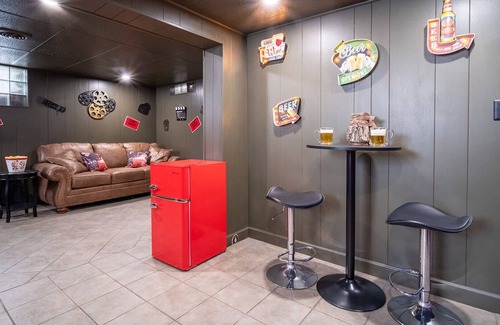 Rockford House | ARCADE, Movie room ,& more! Sleeps15, on the bike path!