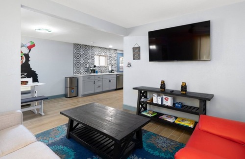 Camelback East House | Arcadia House, Dog Friendly, Hot Tub, Playground, Huge Yard, Covered Parking