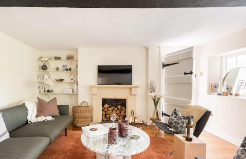 Quenington House | Architect Designed Cosy Cotswold Stone Cottage