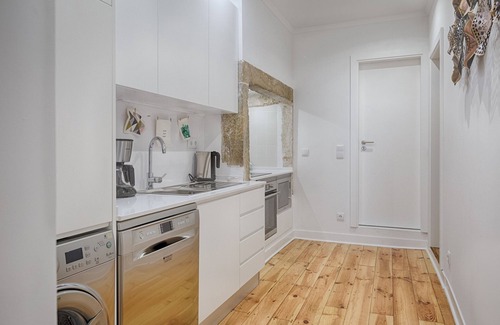 Misericordia Apartment | Architectural Gem in Bica