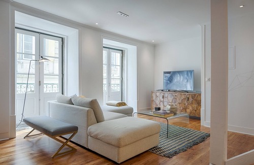 Misericordia Apartment | Architectural Gem in Bica