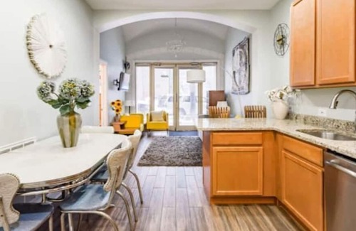Old Town Triangle House | Archways at the Lincoln Park Zoo 2bed/2ba
