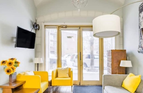 Old Town Triangle House | Archways at the Lincoln Park Zoo 2bed/2ba