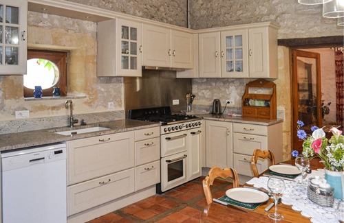 Le Cler House | Are you dreaming of a peaceful vacation with French flair? Then this charming, spacious stone house