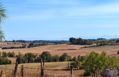 Gaujacq House | Are you dreaming of a relaxing vacation with southern flair? Then this quietly located country house