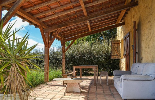 Gaujacq House | Are you dreaming of a relaxing vacation with southern flair? Then this quietly located country house