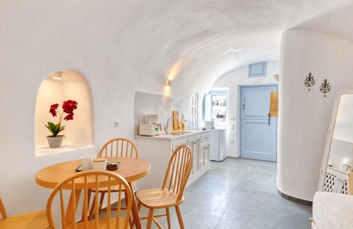 Oia House | Aris Caves
