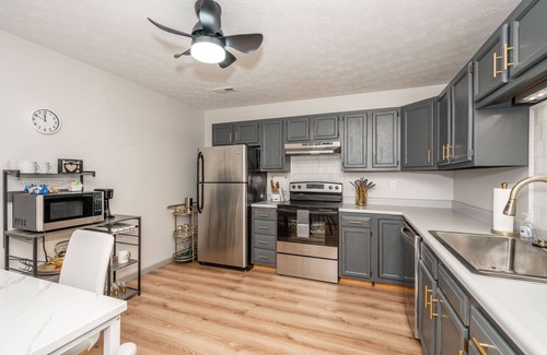 Williamstown Condo | Arkstone Retreat 1 – Chic Downtown Escape Just 5 Min from Ark Encounter!