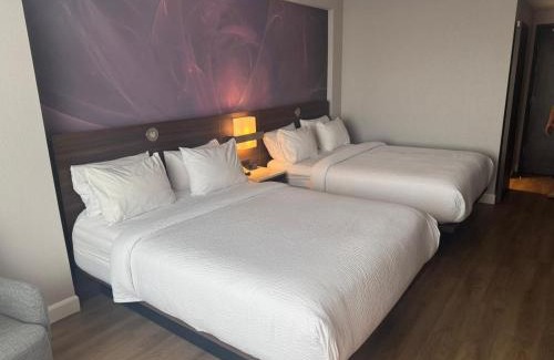 Saint-Laurent Hotel | Armon Plaza Montreal Airpt, Trademark Collection by Wyndham