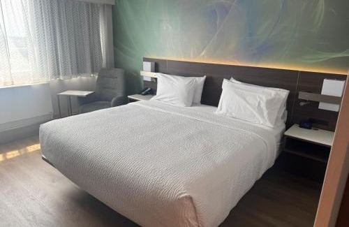 Saint-Laurent Hotel | Armon Plaza Montreal Airpt, Trademark Collection by Wyndham