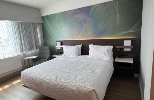 Saint-Laurent Hotel | Armon Plaza Montreal Airpt, Trademark Collection by Wyndham