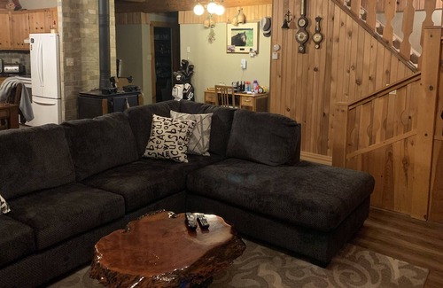 Sunshine Valley House | Arnie’s Beautiful Log Cabin Hideaway