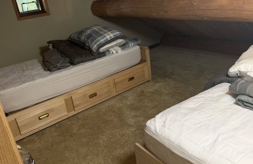 Sunshine Valley House | Arnie’s Beautiful Log Cabin Hideaway