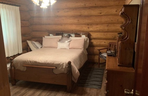 Sunshine Valley House | Arnie’s Beautiful Log Cabin Hideaway