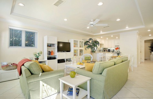 Beach Barber Tract Apartment | Around 5-8 min. walk to Beach/1 block to pool/1 Car Garage/Air Conditioning