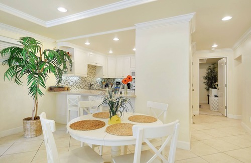 Beach Barber Tract Apartment | Around 5-8 min. walk to Beach/1 block to pool/1 Car Garage/Air Conditioning