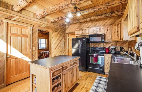 Logan Cabin | Arrowhead Lodge | On 5 Private Acres