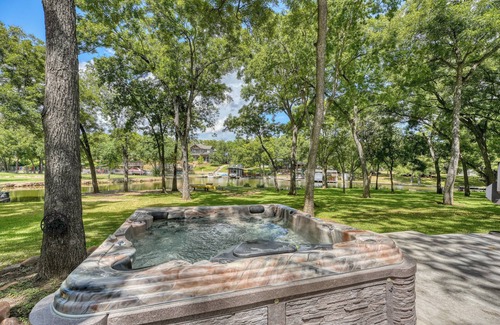 Marble Falls Cabin | Arrowhead: Nature’s Perfect Lakeside Retreat!