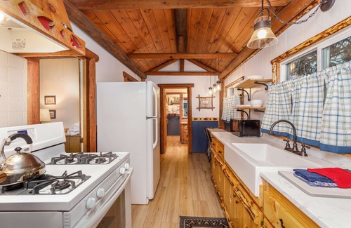 Twin Peaks Hotel | Arrowhead Pine Rose Cabins