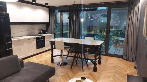 Srodmiescie Apartment | Art Apartamenty II Basen & SPA w CENTRUM z Balkonem, Faktura VAT