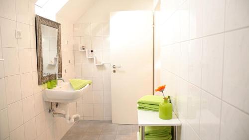 Sandershausen Apartment | Art City-Studio Kassel 5, modern, citynah, voll ausgestattet, kostenfreie Parkplätze, Süd-Balkon, ruhig, Herkulesblick