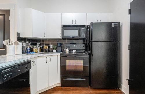 Downtown Omaha Apartment | Art Deco Dream Chic 1BR in Midtown