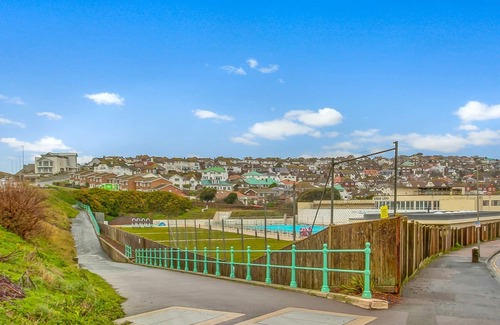 Saltdean Apartment | Art Deco Flat With Uninterrupted Sea Views for 4 guests - 2 beds