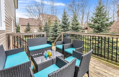 Innisfil House | Art Deco Home near Lake Simcoe w/ Patio + Fire pit